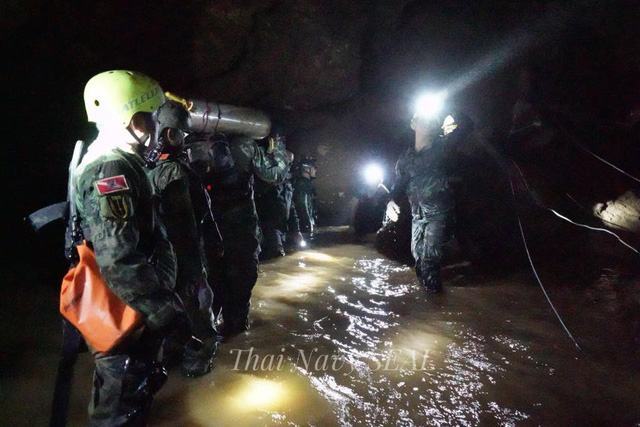 Lực lượng cứu hộ làm việc bên trong hang nơi đội bóng 