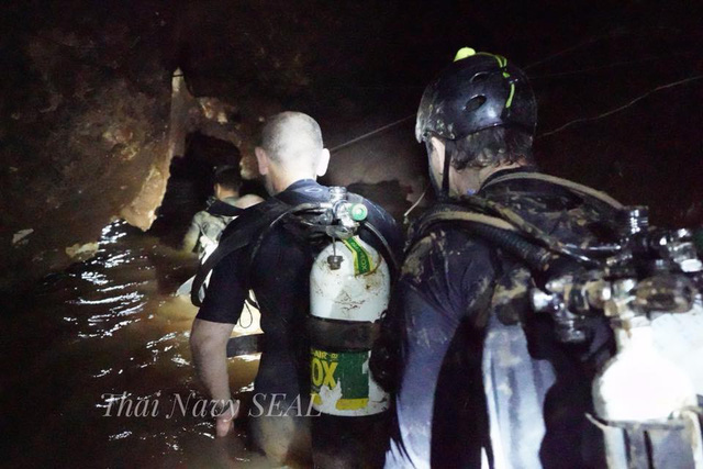 Đội thợ lặn vào sâu bên trong hang (Ảnh: Hải quân Thái Lan)