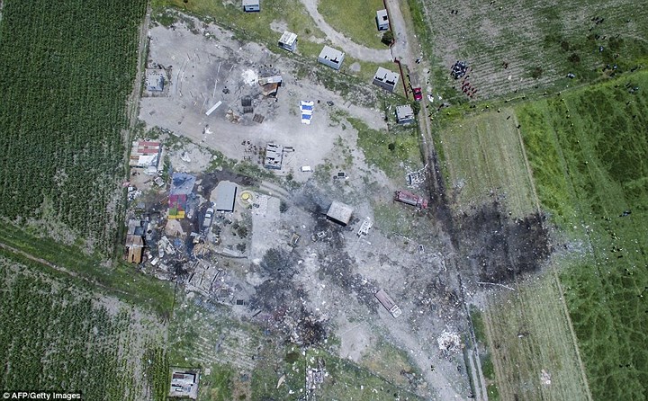 Vụ nổ ban đầu xảy ra vào khoảng 9h30 ngày 5/7 (giờ địa phương), sau đó lan sang các kho pháo khác ở thị trấn Tultepec, Mexico. Ảnh: AFP/Getty.
