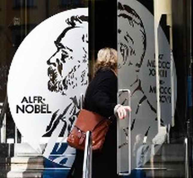 Một vị khách đi qua cổng chính của Bảo tàng Nobel tại Học viện Thụy Điển ở Stockholm, Thụy Điển.