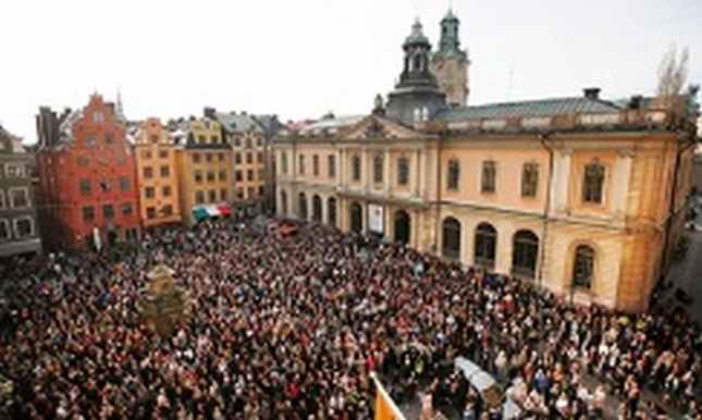 Biểu tình bên ngoài Học viện Thụy Điển ở Stockholm ngày 19-4. Người biểu tình yêu cầu nhân viên Học viện Thụy Điển từ chức.