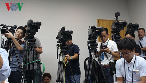 Các hãng truyền thông lớn ở Nhật đều đến đưa tin và truyền hình trực tiếp về vụ án.