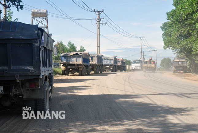 Dãy dài xe tải ben đợi lưu thông qua khu vực thôn Thạch Nham Tây - Phước Thuận, xã Hòa Nhơn.