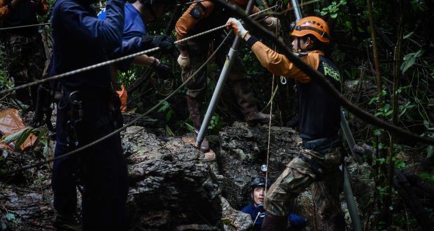 Đội cứu hộ đu dây từ trên cao để tìm hướng tiếp cận hang Tham Luang (Ảnh: Reuters)