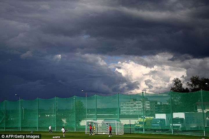 Những đám mây che kín bầu trời nơi tuyển Pháp tập luyện.