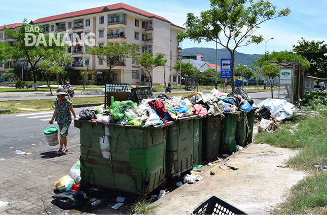 Điểm tập kết rác quá lớn ở giữa các tòa nhà chung cư trên đường Trần Thánh Tông gây ô nhiễm môi trường.    