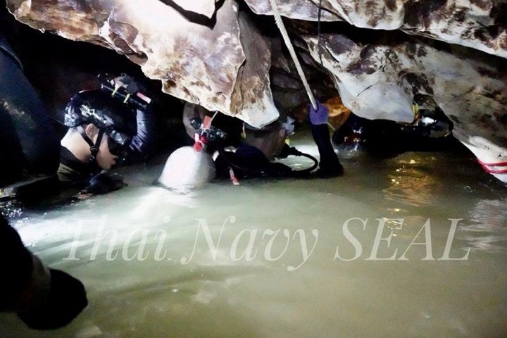 Hãng tin Reuters dẫn lời một thợ lặn của hải quân Thái Lan cho biết: 