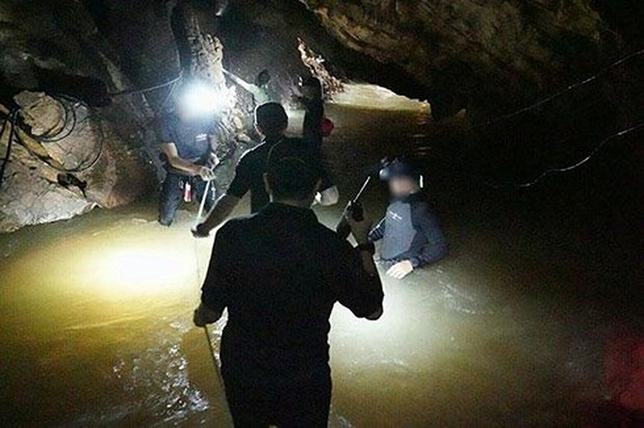   Trong hang hầu như không có ánh sáng vì vậy việc quan sát và đi lại rất khó khăn. Ảnh: Bangkok post.