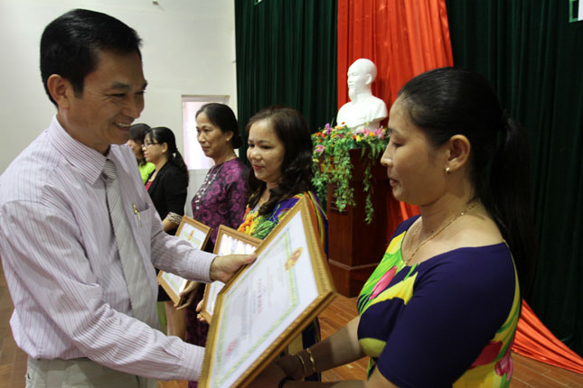 Phó Tổng cục trưởng Tổng cục Dân số-Kế hoạch hóa gia đình Lê Cảnh Nhạc trao bằng khen cho các đơn vị hoàn thành xuất sắc công tác dân số tại thành phố Đà Nẵng.