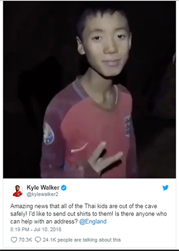Hậu vệ Kyle Walker đăng ảnh một cậu bé Thái Lan mặc áo của đội tuyển Anh và xin địa chỉ để gửi tặng áo cho đội bóng nhí. Ảnh: Twitter