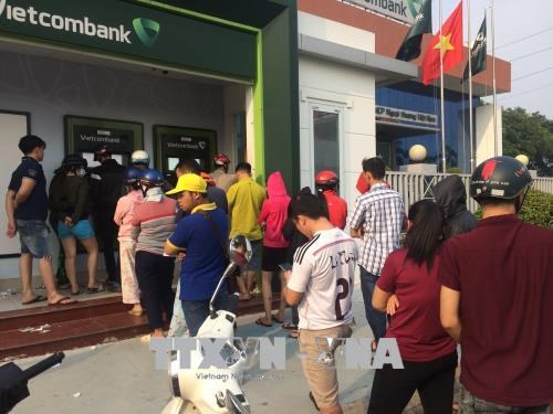 People are lining up to withdraw money at Vietcombank's ATMs