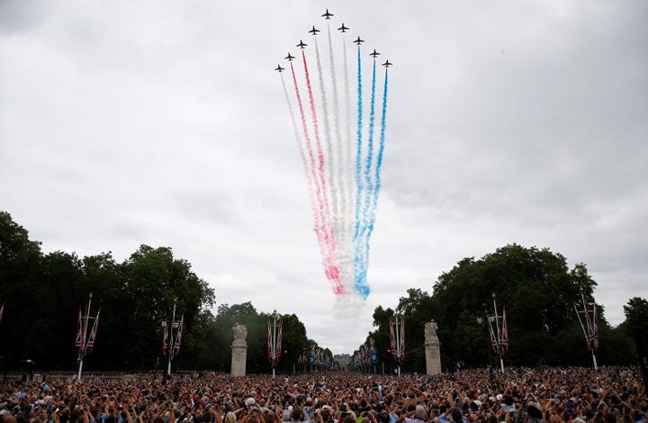 Bầu trời trở thành sân khấu lớn cho màn trình diễn mừng sinh nhật trăm tuổi của Không quân Hoàng gia Anh (RAF).