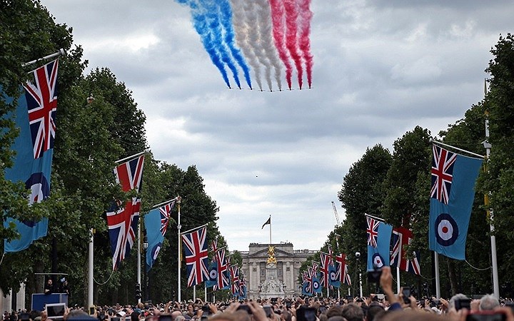 70.000 đã tập trung ở quảng trường phía trước Cung điện Buckingham để theo dõi màn trình diễn và mừng sinh nhật 100 của lực lượng Không quân Hoàng gia. 