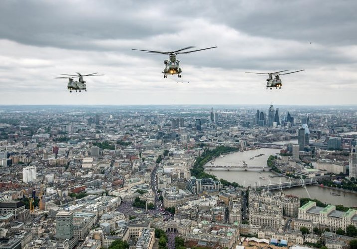 Phi đội trực thăng quân sự bay trên bầu trời thủ đô London hướng tới Cung điện Buckingham.