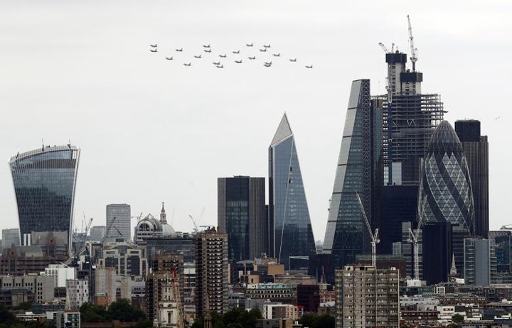 Những chiến đấu cơ Typhoon bay qua quận tài chính ở thủ đô London.