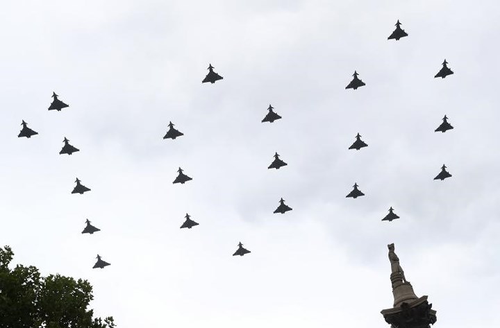 Các máy bay quân sự bay qua Quảng trường Trafalgar.
