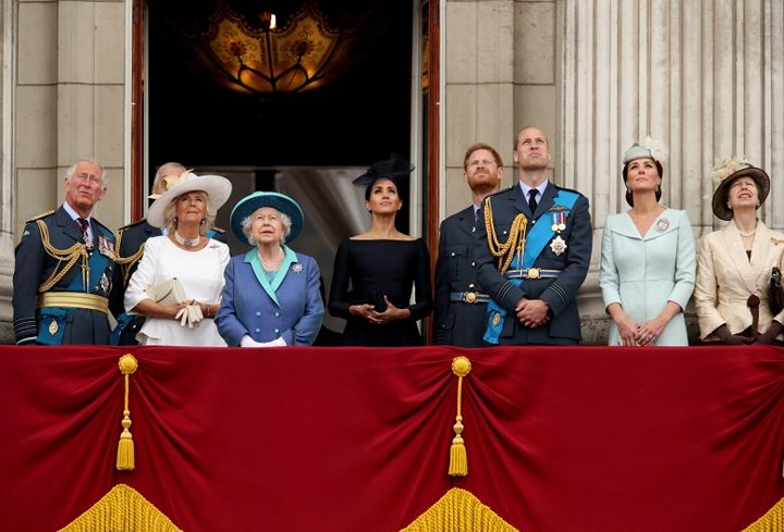 Nữ hoàng Anh Elizabeth cùng các thành viên Hoàng gia đứng trên ban công của Cung điện Buckingham theo dõi màn trình diễn của các máy bay RAF.