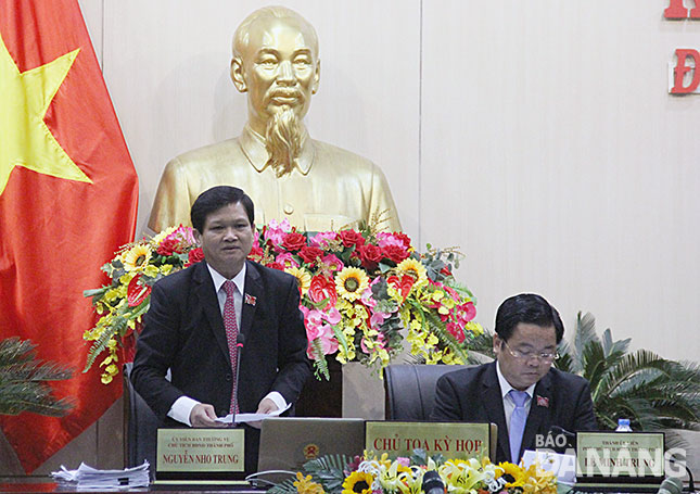 Chủ tịch HĐND thành phố Nguyễn Nho Trung (bên trái) phát biểu tại phiên chất vấn và trả lời chất vấn. Ảnh: Q.KHẢI