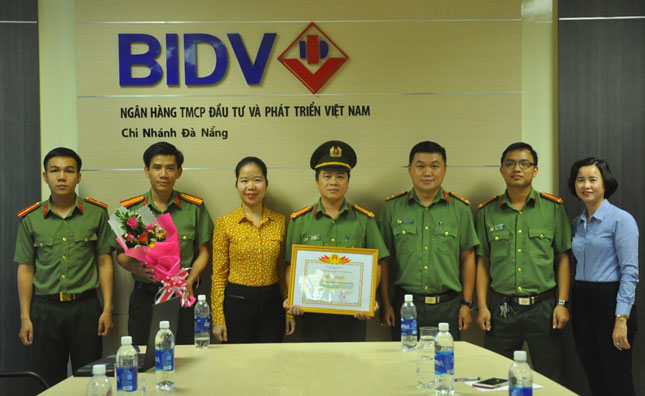 Lực lượng an ninh Công an thành phố được lãnh đạo BIDV Việt Nam tặng Bằng khen vì có thành tích phá vụ án, bắt giữ đối tượng người nước ngoài trộm cắp dữ liệu thẻ ATM rút tiền trong tài khoản ngân hàng.