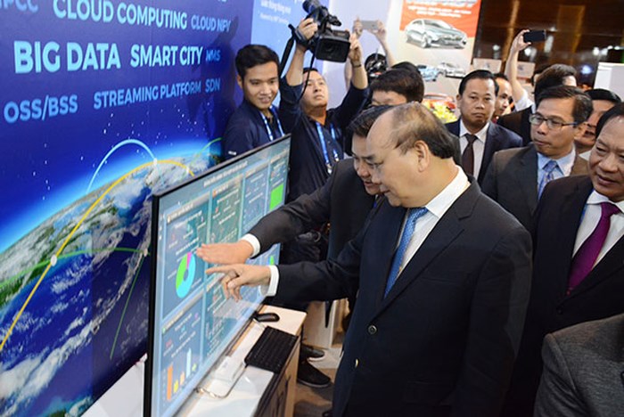 Thủ tướng Nguyễn Xuân Phúc và các đại biểu tham quan Triển lãm quốc tế về Phát triển công nghiệp thông minh.