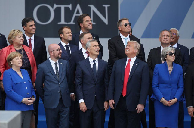 Tổng thống Mỹ Donald Trump (thứ hai, từ phải sang, hàng trước) và các nhà lãnh đạo tham dự hội nghị thượng đỉnh NATO. Bức ảnh này được cho là thể hiện sự rạn nứt trong nội bộ NATO.                     Ảnh: Getty Images