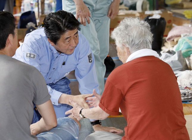 Thủ tướng Nhật Bản Shinzo Abe đến thăm trung tâm sơ tán ở Kurashiki, tỉnh Okayama. 			        Ảnh: AP