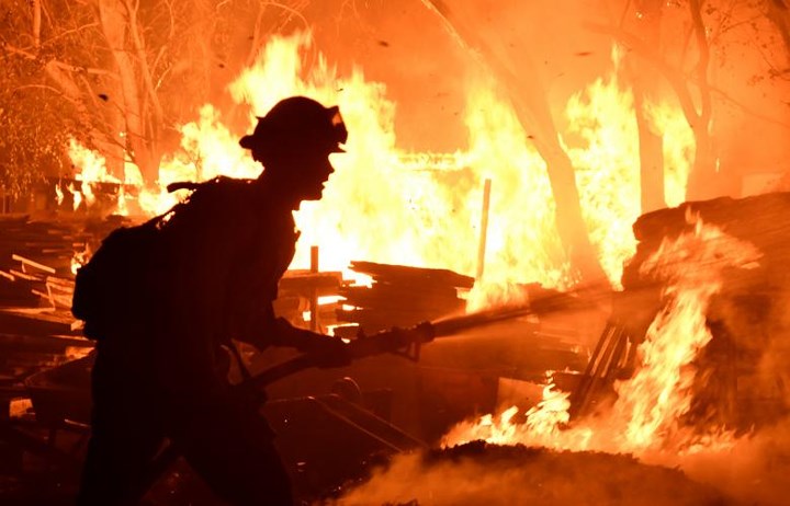 Cuối tuần qua, nhà chức trách hạt Santa Barbara đã ban bố tình trạng khẩn cấp do cháy rừng lan rộng, thiêu rụi 20 ngôi nhà cùng nhiều cơ sở hạ tầng khác.