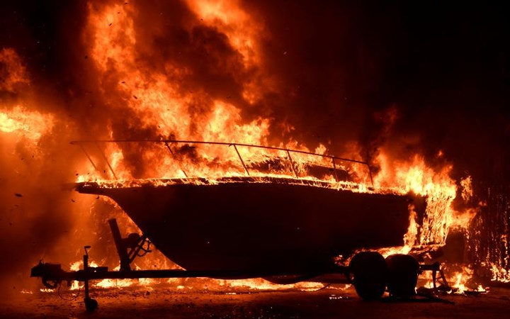 Một chiếc thuyền du lịch bốc cháy dữ dội tại Goleta, California ngày 7/7/2018.