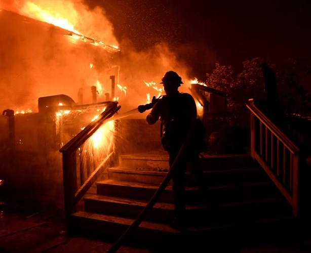 Lính cứu hỏa đang chiến đấu với đám cháy lan nhanh với tốc độ “chóng mặt” tại Goleta, California, ngày 7/7/2018.