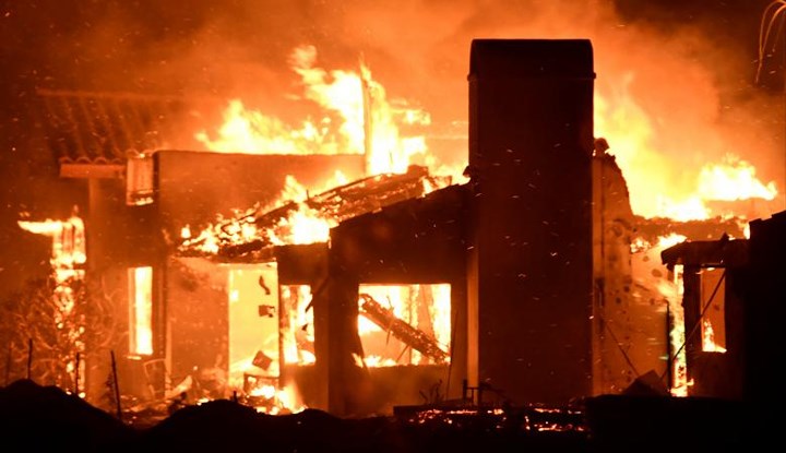 Một ngôi nhà bốc cháy dữ dội tại Goleta, California ngày 7/7/2018.