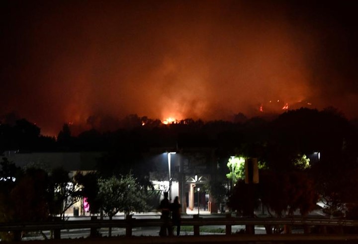 Khói từ đám cháy rừng tại Goleta bốc lên nghi ngút trên bầu trời. 