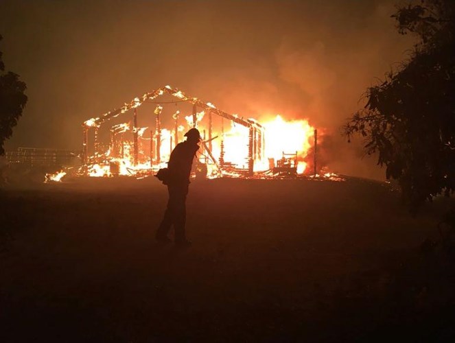 Một ngôi nhà bị thiêu rụi do cháy rừng tại California.