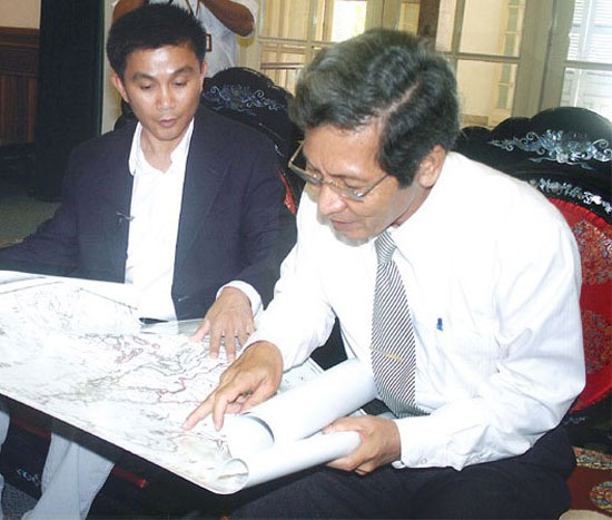 Ông Đặng Công Ngữ (phải) cùng ông Trần Thắng, Việt kiều định cư tại Mỹ, xem một bản đồ cổ khẳng định Hoàng Sa là của Việt Nam. Ảnh: SƠN TRUNG