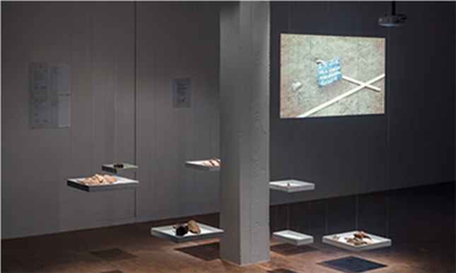 Một góc phòng trưng bày “Không có gì là không thể” của Thierry Oussou tại Viện Nghệ thuật Akademie der Künste ở Berlin. 