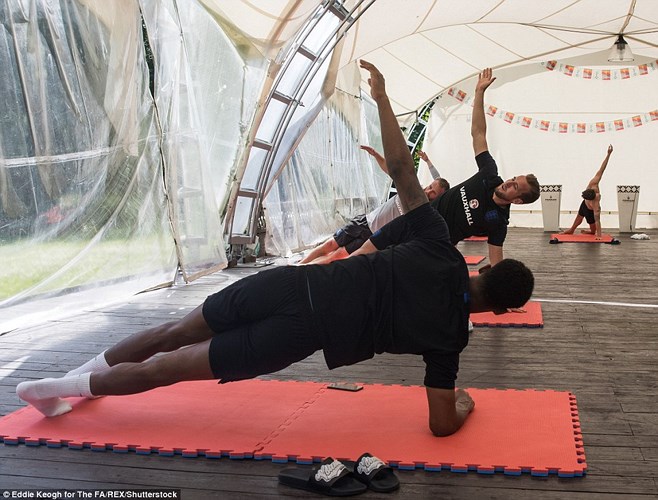 Harry Kane và đồng đội tập Yoga nhằm để thả lỏng cơ thể và lấy lại tinh thần.