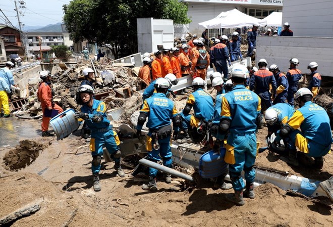 Lực lượng cứu hộ tìm kiếm người mất tích sau mưa lũ ở Hiroshima, Nhật Bản ngày 11/7 vừa qua. (Ảnh: EPA/TTXVN)