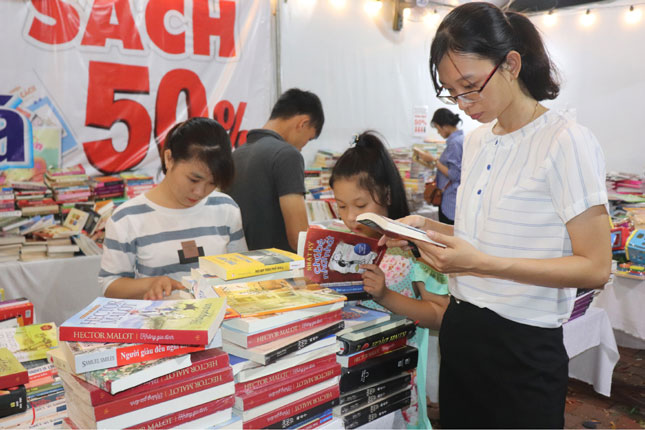 Các phiên chợ sách trong năm 2018 thu hút nhiều bạn đọc đến tham quan và mua sách. 								       Ảnh: NGỌC HÀ