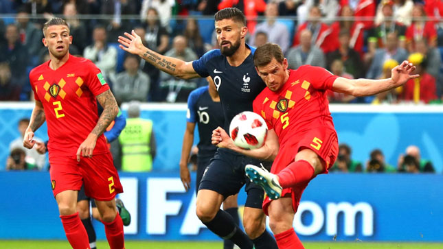 Giroud (áo xanh) và đội tuyển Pháp đã đánh mất nhiều thiện cảm sau trận thắng bị xem là “xấu xí” trước đội tuyển Bỉ (áo đỏ) tại bán kết World Cup 2018. Ảnh: FIFA