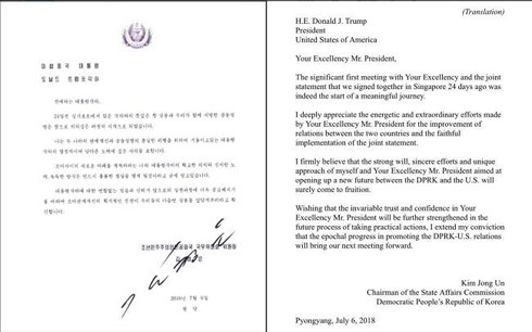 Bức thư của Nhà lãnh đạo Kim Jong-un gửi Tổng thống Mỹ Donald Trump đề ngày 6/7/2018. Bên trái là bản tiếng Triều Tiên, bên phải là bản dịch tiếng Anh. Ảnh: Yonhap