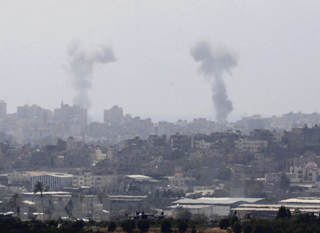 Khói bốc lên sau cuộc không kích của Israel nhằm vào các vị trí của phong trào Hamas tại phía bắc Dải Gaza ngày 29/5. (Ảnh: EPA-EFE/ TTXVN)