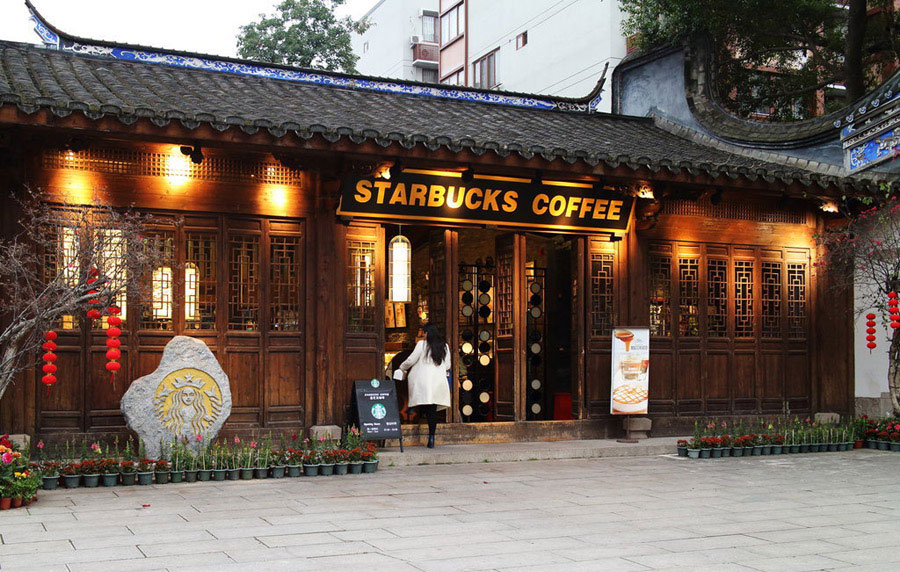 Chuỗi cửa hàng cà phê nổi tiếng Starbucks của Mỹ có thể trở thành nạn nhân trong cuộc chiến thương mại giữa hai nước. Ảnh: Yibada