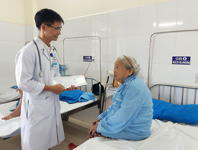 Bác sĩ Trung tâm Y tế huyện Hòa Vang thường xuyên thăm hỏi, dặn dò người bệnh ân cần, chu đáo.