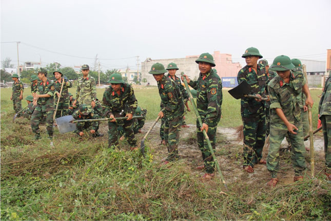 Lực lượng vũ trang quận Ngũ Hành Sơn dọn vệ sinh các lô đất trống.   