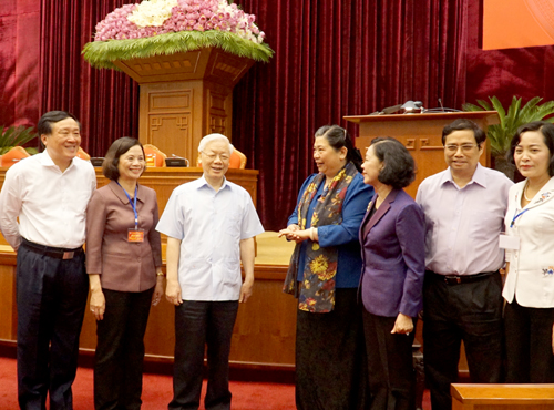 Tổng Bí thư Nguyễn Phú Trọng trao đổi với các đại biểu. Ảnh: VGP