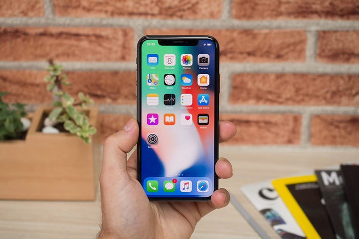 Năm ngoái, iPhone X là điện thoại Apple duy nhất có thiết kế mới. Năm nay, cả ba mẫu iPhone mới sẽ đều được mong đợi có viền mỏng hơn, màn hình tỷ lệ 19,5: 9. Do có giá bán rẻ hơn iPhone Xs và iPhone Xs Plus, iPhone 9 sẽ chỉ có màn hình LCD thay vì OLED.
