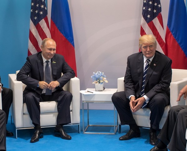 Tổng thống Nga Vladimir Putin và người đồng cấp Mỹ Donald Trump trong một cuộc gặp ở Đức. (Nguồn: The New York Times)