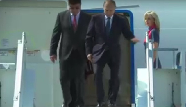 Tổng thống Putin bước xuống chuyên cơ trước khi lên đoàn xe chờ sẵn ở sân bay Helsinki. (Ảnh: Twitter)
