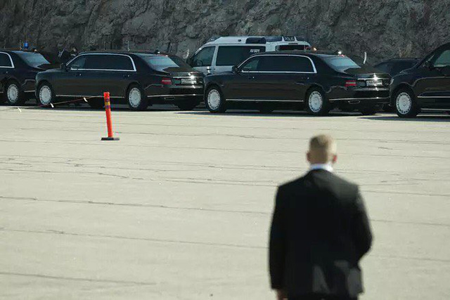 Siêu xe Cortege lần đầu phục vụ Tổng thống Putin trong chuyến công du nước ngoài. Đoàn xe chờ sẵn ở sân bay Helsinki đón Tổng thống Putin. (Ảnh: Twitter)