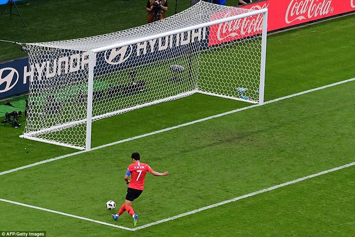 Heung-min Son và bàn thắng đáng nhớ vào lưới ĐT Đức ở trận đấu cuối cùng vòng bảng của bảng F, gián tiếp khiến cho nhà đương kim vô địch thế giới bị loại ngay từ vòng bảng.