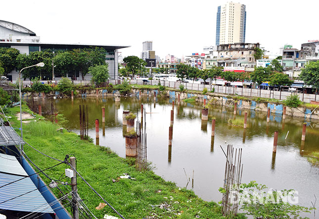 Dự án Đà Nẵng Center biến thành hồ nước sâu đã nhiều năm, nay có chủ trương thu hồi dự án để xây dựng bãi đỗ xe 4 tầng ngầm và công viên ở phía trên.  Ảnh: HOÀNG HIỆP